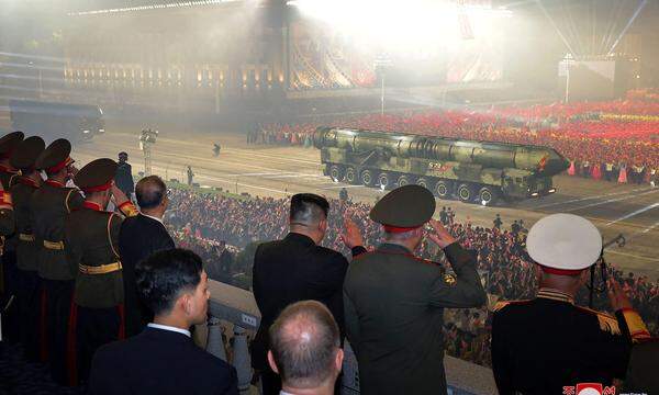 Parade in Pjöngjang. Diktator Kim Jong-un präsentiert seine Langstreckenraketen. 