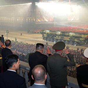 Parade in Pjöngjang. Diktator Kim Jong-un präsentiert seine Langstreckenraketen. 