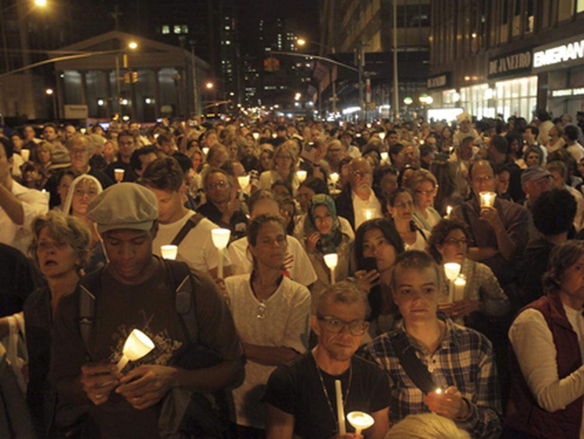 Am Vorabend des 11. September (Ortszeit) haben tausende New Yorker mit einer Kerzenwache ihre Solidarität mit Muslimen demonstriert.