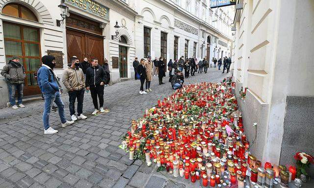 Trauer nach dem islamistischen Anschlag in Wien. Nun blicken mutmaßliche Helfer des Schützen einer Mordanklage entgegen.