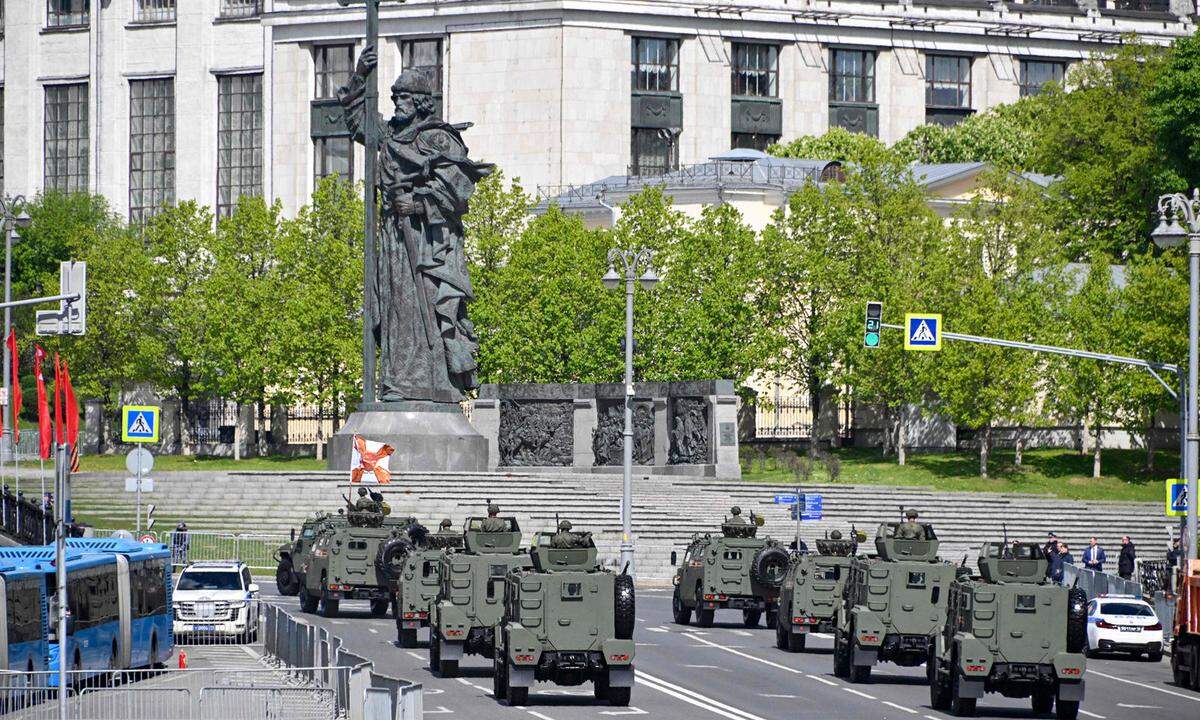 Die Parade führte am Denkmal für Wladimir den Großen in Moskau vorbei.