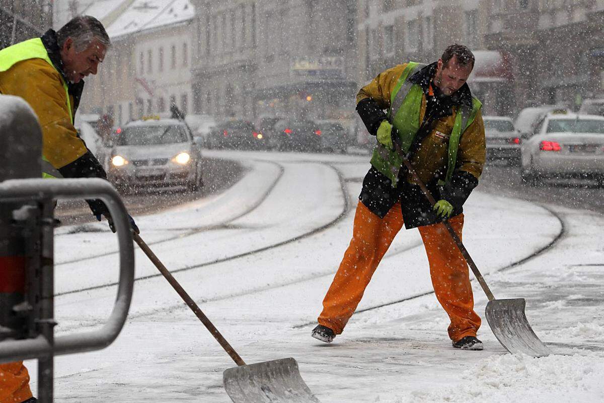 Durch den starken Schneefall und die Glatteisbildung auf den Straßen kam es zu Beeinträchtigungen auf einigen Busstrecken der Wiener Linien. Der Winterdienst der Magistratsabteilung 48 stand im Volleinsatz.