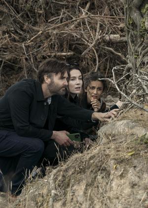 Gilbert (Will Forte, li.), Dove (Siobhán Cullen) und Emmy (Robyn Cara) stolpern ahnungslos in einen Kriminalfall.