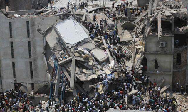Im April 2013 starben 1136 Menschen beim Einsturz einer Textilfabrik in Bangladesh. Das soll  eine strenge Liefergesetzgebung verhindern.