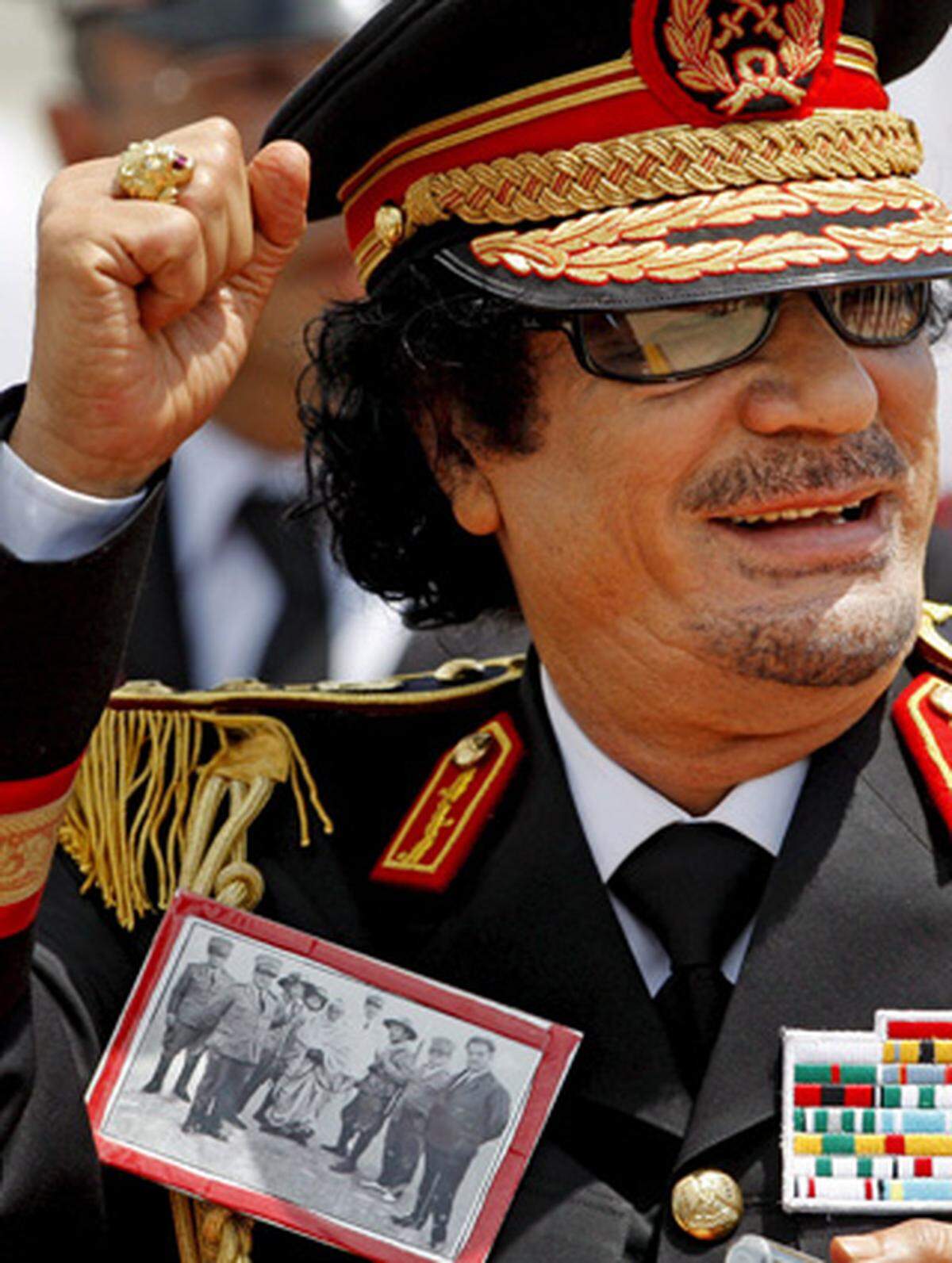 Gaddafi sorgte immer wieder mit exzentrischen Auftritten für Schlagzeilen. Der in der Regel ungekämmte Politiker, nur echt mit Sonnenbrille und Dreitagebart und in diversen Phantasie-Uniformen, schlug bei Staatsbesuchen Präsidentensuiten aus und stattdessen sein Beduinenzelt auf.