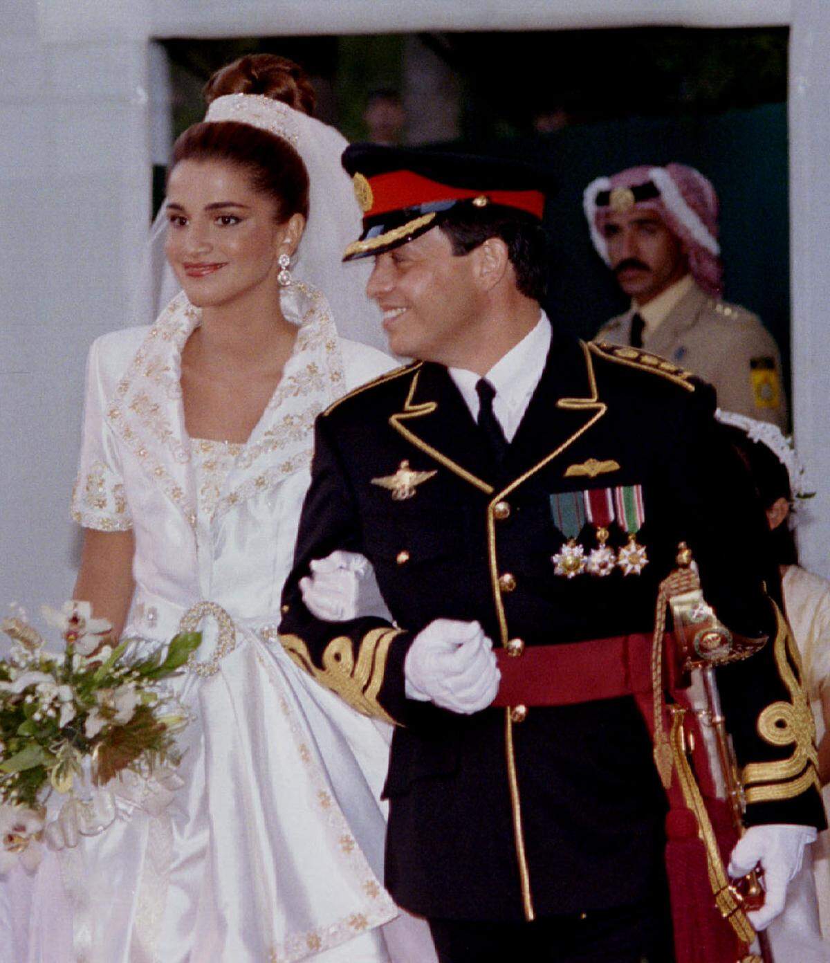 Prinz Abdullah und Königin Rania von Jordanien gaben einander 1993 das Ja-Wort. Die Braut trug eine Robe von Elie Saab Haute Couture.