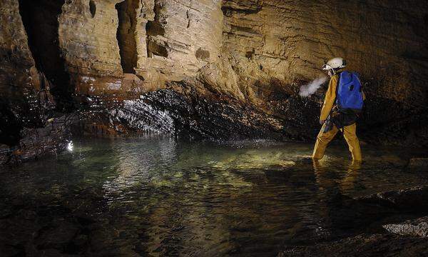 Frankreich, Mai 2002: Nachdem sie neun Stunden eingeschlossen waren, werden 22 Schulkinder und ihre drei Begleiter aus einer überfluteten Grotte bei Grenoble in den französischen Alpen befreit. Die 12- und 13-jährigen Schüler waren von steigenden Wassermassen überrascht worden. Foto: Die Grotte von Sassenage nahe Grenoble, Symbolbild.