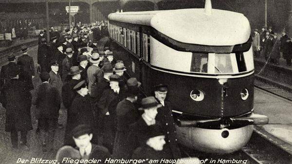 Beeindruckende Geschwindigkeiten erreichten Züge übrigens auch schon vor über 80 Jahren: Ein Beispiel ist der "Fliegende Hamburger". 1933 wurde zwischen Berlin und Hamburg die weltweit schnellste Zugverbindung eröffnet: Der Dieselschnelltriebwagen erreichte immerhin eine Höchstgeschwindigkeit von 160 km/h. Er verkehrte (mit einer Unterbrechung während des zweiten Weltkriegs) bis 1957. Für die 286 Kilometer lange Strecke benötigte er 138 Minuten, dieser Rekord wurde erst 1997 geknackt.