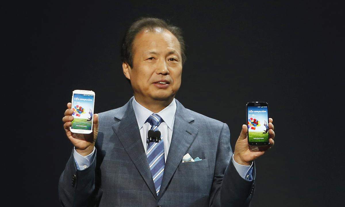 Das Galaxy S4 2013 war leichter und kleiner als sein Vorgänger. Mit der Verkleinerung des Gehäuses konnte Samsung ein knapp fünf Zoll großes Display verbauen. Doch allmählich wird Kritik über das stets ähnliche Design laut. Auch, dass Samsung weiterhin auf Polycarbonat setzte, gefiel den Kunden immer weniger. Das konnte Shin Jong-kyun zum Zeitpunkt der Präsentation noch nichts wissen.