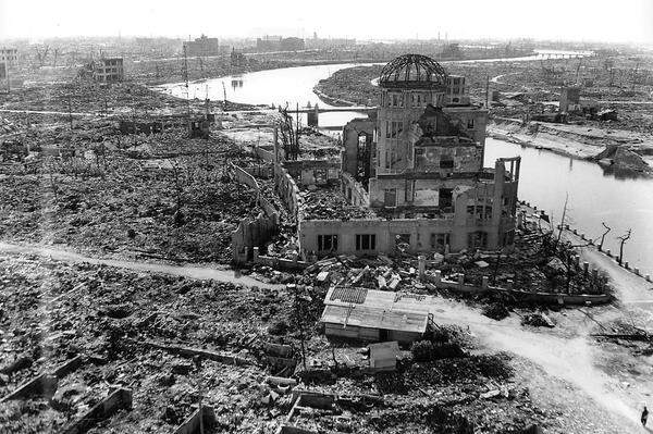 Mit einer Sprengkraft von 12.500 Tonnen zerstörte die Atombombe etwa 90 Prozent der Stadt. Nur wenige Ruinen waren noch erhalten. So wie die ehemalige "Halle zur Förderung der Industrie der Präfektur Hiroshima". Sie ist heute als Friedensdenkmal berühmt.