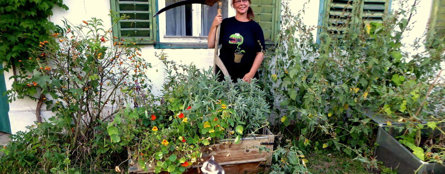 Kriminalromane und Pflanzenwissen: Klaudia Blasl in ihrem südburgenländischen Krimigarten.