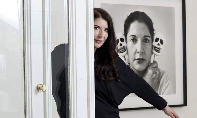 Performance-Star Marina Abramovic, geboren 1946 in Belgrad, posiert in ihrer am Donnerstagabend eröffnenden Ausstellung „Two Hearts“ in der Wiener Galerie Krinzinger.