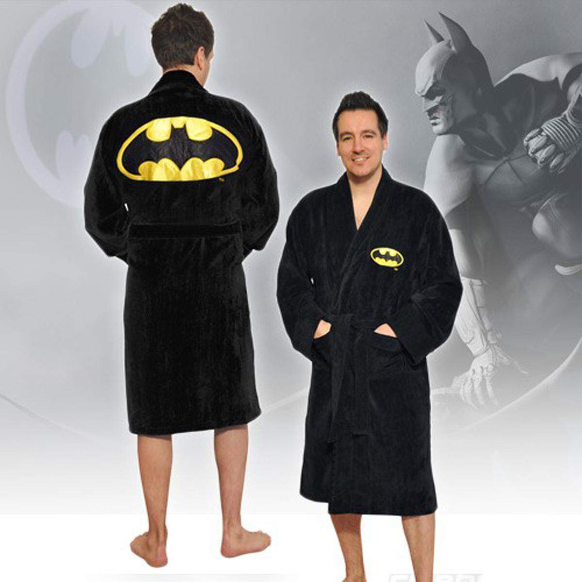 Für Superhelden-Väter sind die Bademäntel mit Batman-, Superman- und Co.-Logo passend, 49,95 Euro.