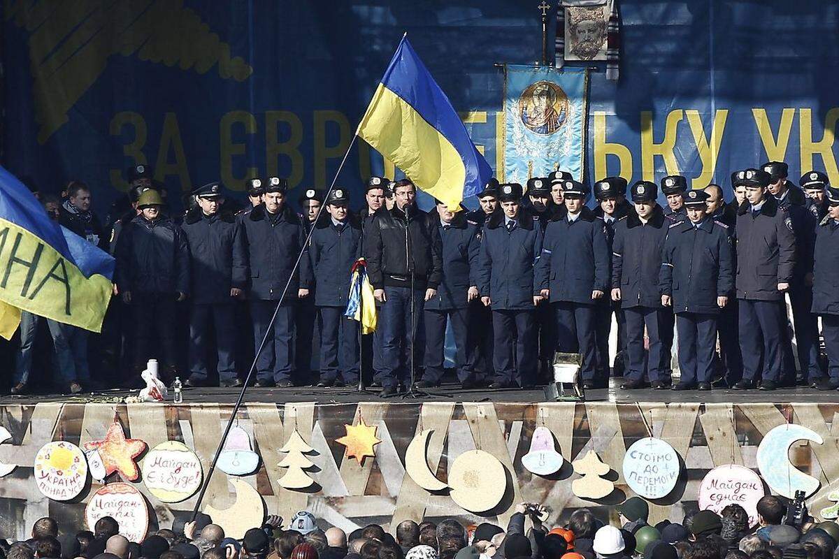 Doch es hielt die Westukrainer nicht zuhause. Viele kamen nach Kiew, um die dortigen Demonstranten zu unterstützen - in den letzten Tagen des Aufstandes kamen sogar Polizisten aus Lemberg dem "Maidan" zu Hilfe.