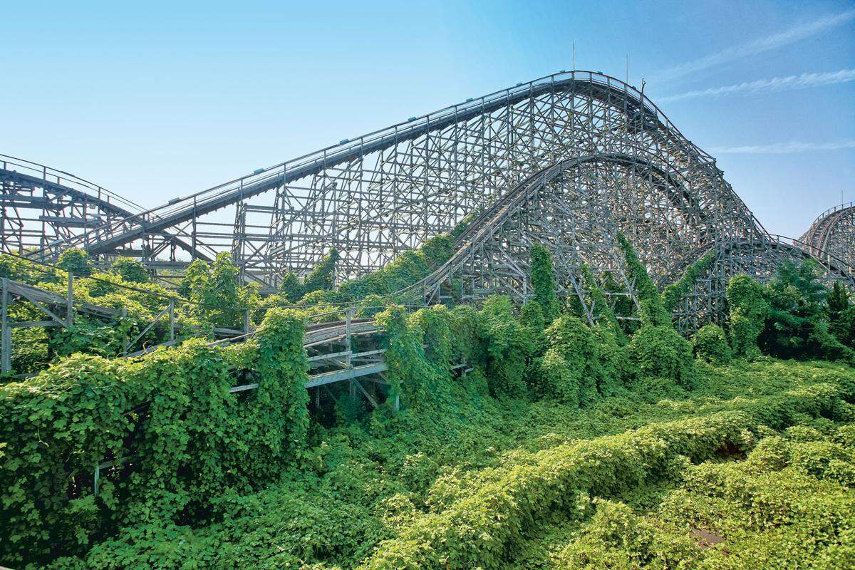 Als im japanischen "Nara Dreamland" im Süden Japans die Besucher ausblieben, schloss der Vergnügungspark für immer seine Pforten. Heute überwuchern Pflanzen die Achterbahnen.