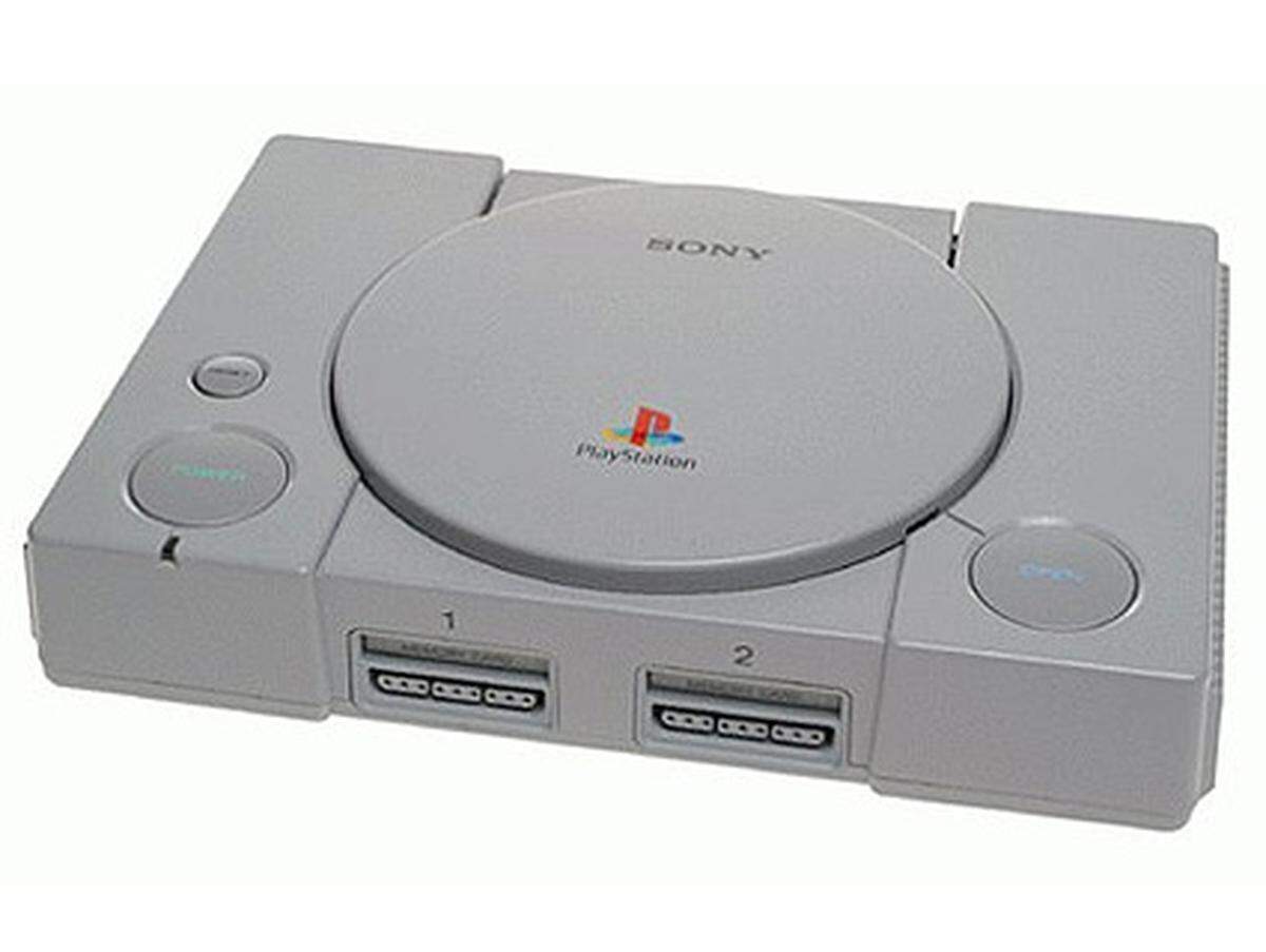 Eingentlich hätte die "Playstation" ja nicht mehr als eine von Sony entwickelte CD-Ergänzung für das SNES werden sollen.  Herausgekommen ist am Ende aber etwas völlig anderes: Ein Spielkonsolen-Klassiker, der elf Jahre lang produziert wurde und sich dabei über 100 Millionen Mal verkauft hat.
