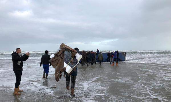 So manches Fundstück wird von Strandräubern für sich beansprucht - auch wenn das rechtlich nicht unbedingt erlaubt ist, auch in den Niederlanden nicht. Wir möchten dabei ausdrücklich hinweisen, dass aus diesem Bild nicht hervorgeht, dass eine Straftat begangenen wird. Möglicherweise ist es eine Szenerie der Aufräumarbeiten.