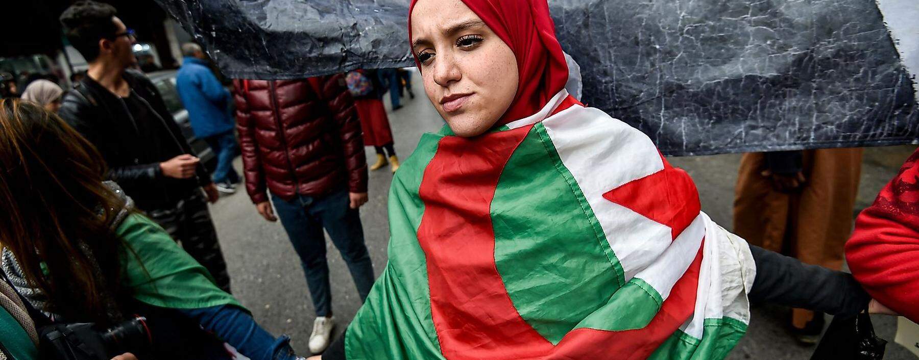Eine Anhängerin der Protestbewegung demonstriert, in die Nationalflagge gehüllt, in Algier. Doch die Revolte verliert an Kraft.