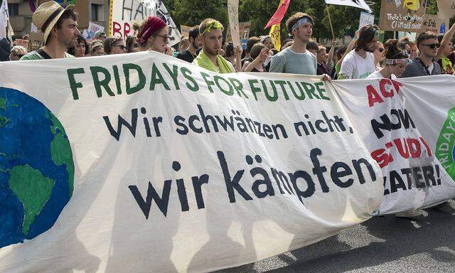 Teilnehmer an den Fridays for Future kämpfen für eine Veränderung in der Klimapolitik.