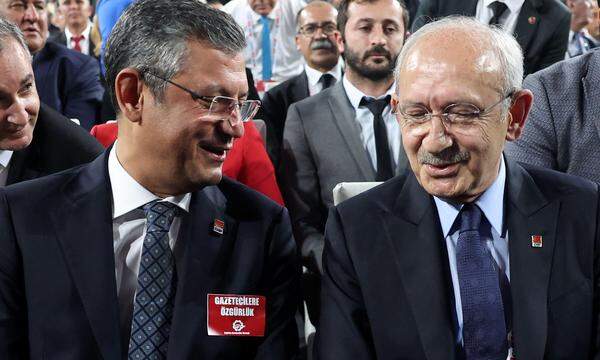 Kemal Kiliçdaroğlu (rechts), wurde beim Parteitag in Ankara von einer neuen Doppelspitze aus dem Istanbuler Bürgermeister, Ekrem Imamoğlu (nicht im Bild), und dem neuen Parteichef, Özgür Özel (links), gestürzt. 
