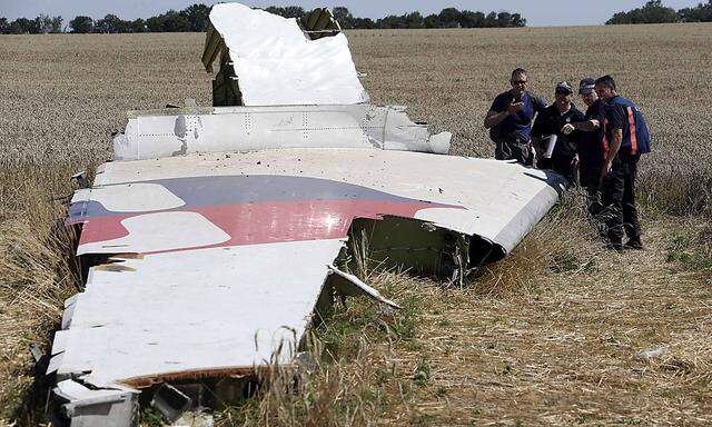 Archivbild aus der Zeit, in der die internationalen Experten noch auf der Absturzstelle von Flug MH17 ihrer Arbeit nachgehen konnten.