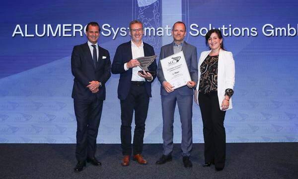 Auszeichnung 1. Platz International tätige Unternehmen für die Alumero Systematic Solutions GmbH (v.l.): IV Salzburg Präsident Peter Unterkofler, Alumero-CEO und Eigentümer Manfred Rosenstatter mit Alumero-Prokurist Richard Neuhofer und Aliki Bello, KSV1870 Standortleiterin Salzburg.