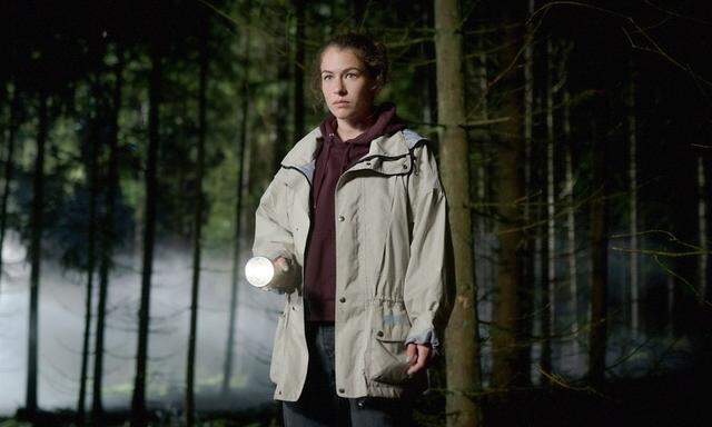 Anja (Henriette Confurius) sucht im Oberpfälzer Wald nach Spuren eines alten Verbrechens.