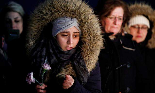 Trauernde Angehörige und Freunde von Absturzopfern in Ottawa (Kanada). Viele der Passagiere hatten kanadische Pässe. 