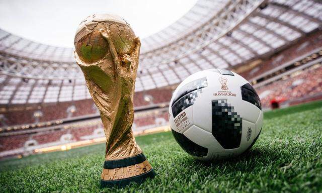 WM Trophaee und offizieller Spielball Adidas Telstar 18 der FIFA Fussball Weltmeisterschaft in Russla