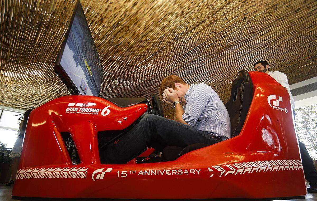 Niederlage. Prinz Harry verliert gegen einen Formel-1-Simulator im Ayrton Senna Institut in Sao Paulo.  27. Juni 2014