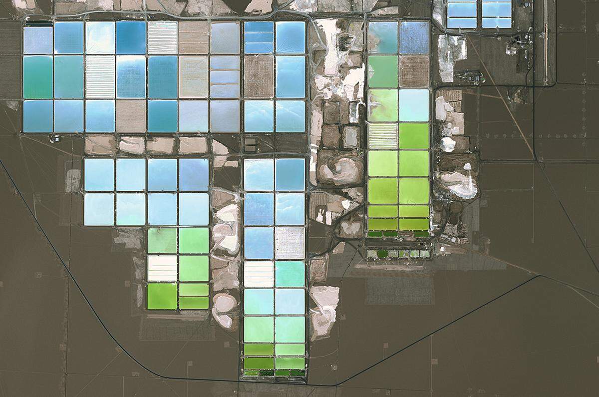 Große Teile der Oberfläche des Salzsees sind mittlerweile von den Verdunstungsbecken für die Gewinnung von Lithium bedeckt. Lithium ist eines der chemischen Elemente, auf denen die Pläne für die Zukunft der Energiewirtschaft beruhen. Als wichtiger Bestandteil leistungsfähiger Akkumulatoren spielt es vor allem auch für Elektroautos eine bedeutende Rolle. Die Sole unterhalb der Salzkruste des Salar de Atacama ist die welt­weit größte und reinste Quelle für Lithium.