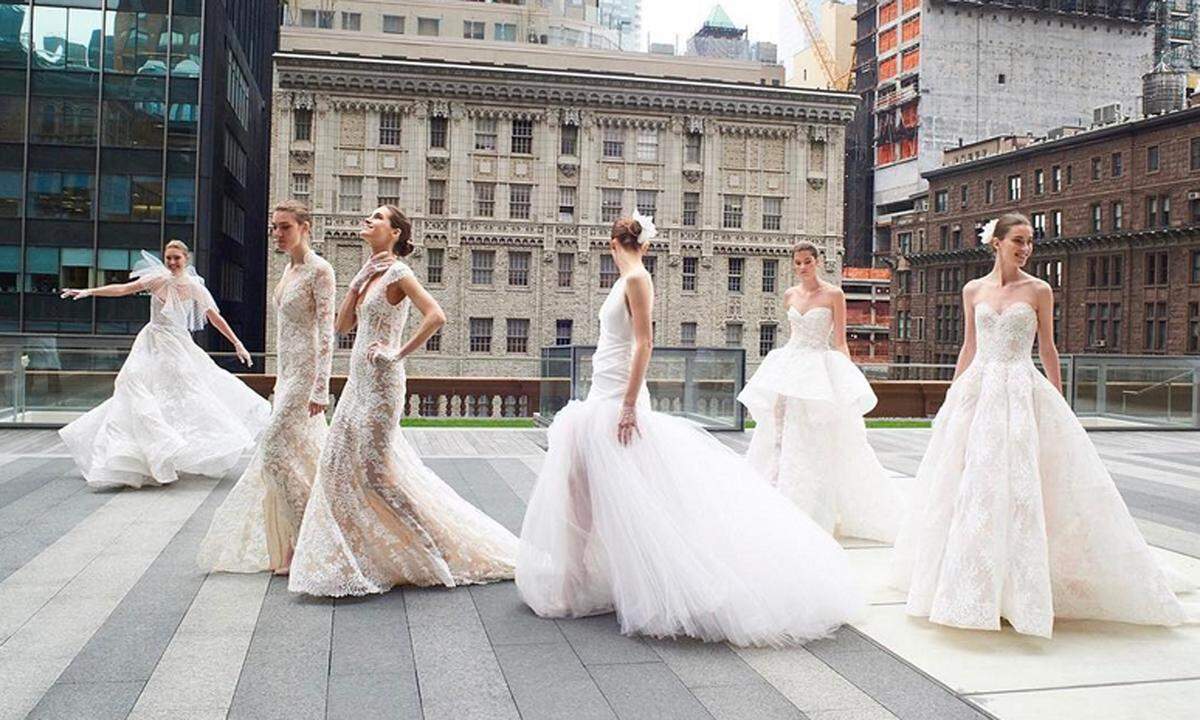 Diese Schönheiten führen hier die neuen Hochtzeitskleider von Monique Lhuillier im näheren Umfeld der New Yorker Bridal Fashion Week aus.