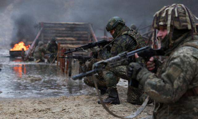 Ukrainische Soldaten bei der Gefechtsausbildung – hier an einem Ort nahe der Grenze zu Belarus.