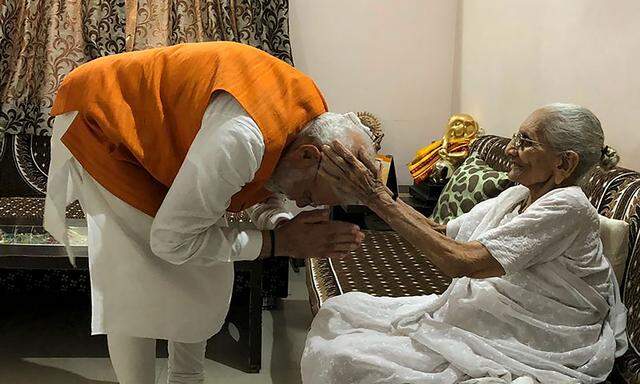 Segen von der betagten Mama zum Geburtstag. Indiens Premier, Narendra Modi, war diese Woche zu Besuch bei seiner Mutter, Heeraba. Die große Geburtstagsparty steigt in Texas.
