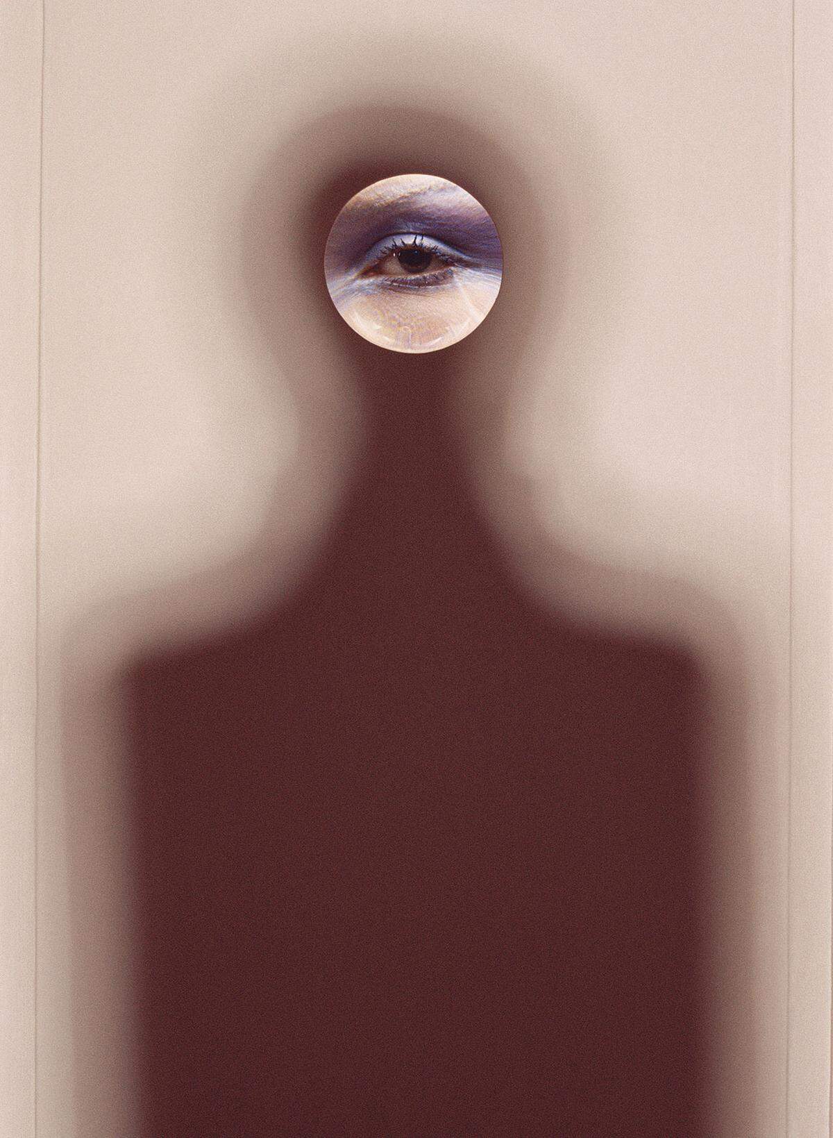 In der Fotografie war Bourdin, geboren 1928, Autodidakt, zuvor hatte er Malerei in Paris studiert.