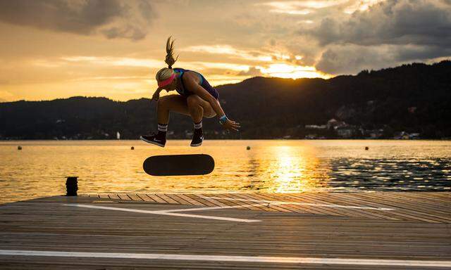 Nicht immer ist es so idyllisch wie hier in Pörtschach, wenn Julia Brückler ihr Skateboard ausführt – das Gefühl aber ist überall gut.