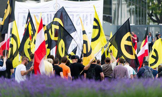Aktivismus von ganz rechts: Demonstration der Identitären mit diversen Gegendemonstrationen in Wien im Sommer 2016.