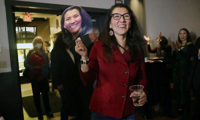 Mary Peltola feiert ihren Wahlsieg im Wahlkreis Alaksa über ihre republikanische Konkurrentin Sarah Palin.