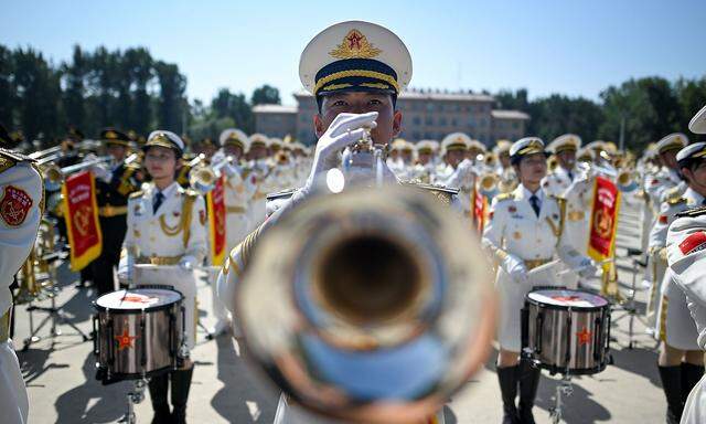 Aufmarsch mit Pauken und Trompeten. China verteidigt lautstark seine Position als wichtige Militärmacht.