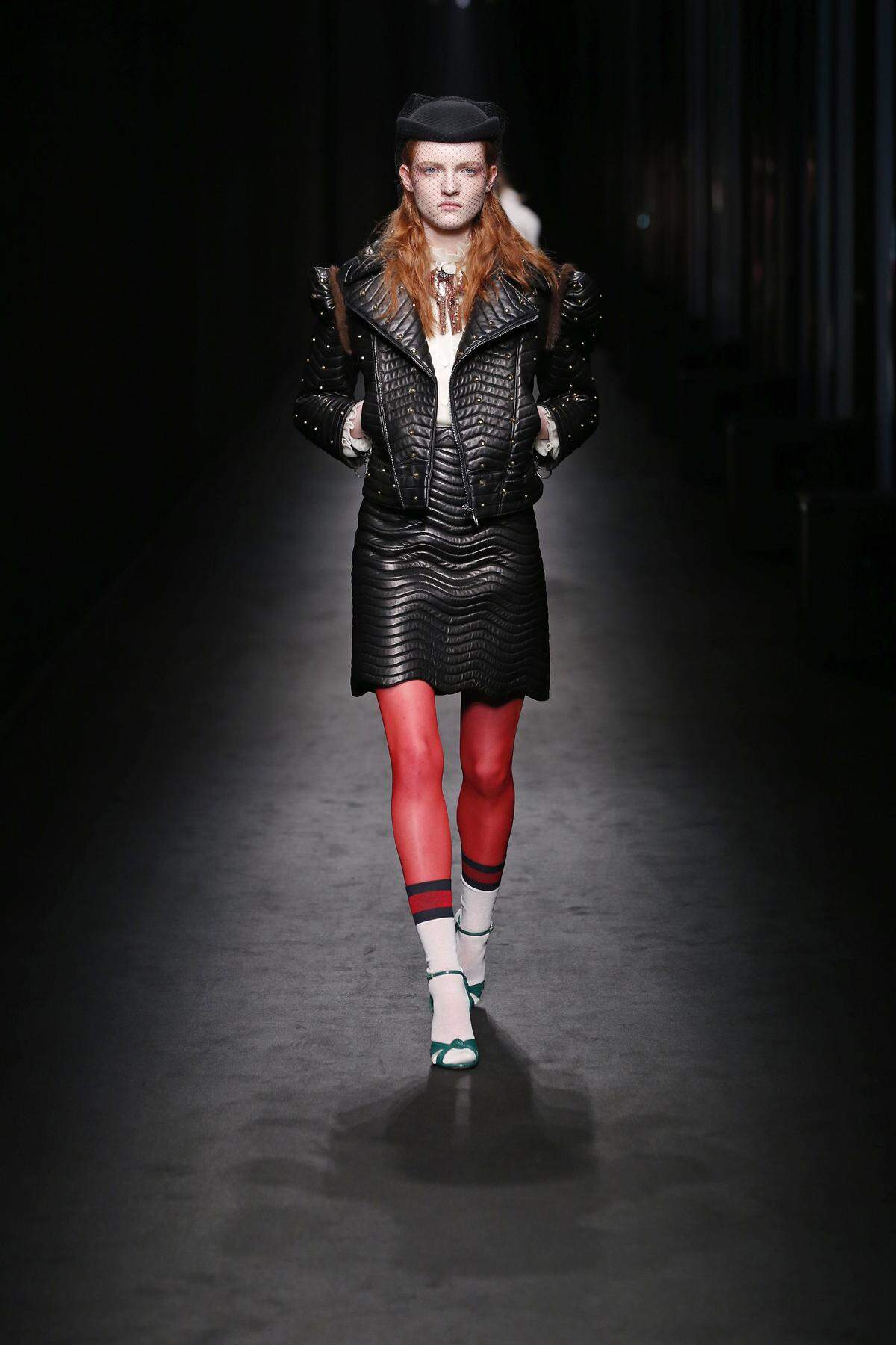 Alessandro Michele sieht sein Gucci-Mädchen in einem Zweiteiler aus geprägtem und teils mit Nieten besetzten Leder. Die Kopfbedeckung dazu darf natürlich nicht fehlen.