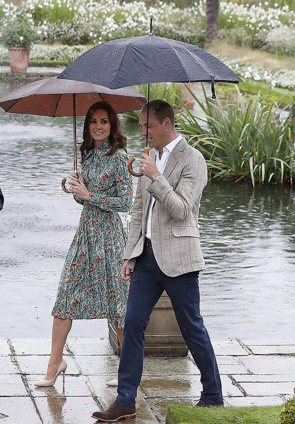 Der erste Auftritt nach der Sommerpause - und dann das: Bei Niederschlag mussten die Herzogin und der Herzog von Cambridge Ende August durch den Garten staksen. Zum Glück hatten sie es nicht weit. Der Termin fand im holländischen Garten des Kensington-Palastes in London statt, die Familie lebt in einem Apartment des Palastes.