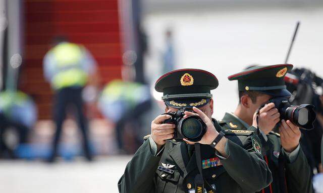 Chinese soldiers take pictures as leaders arrive for G20 Summit in Hangzhou