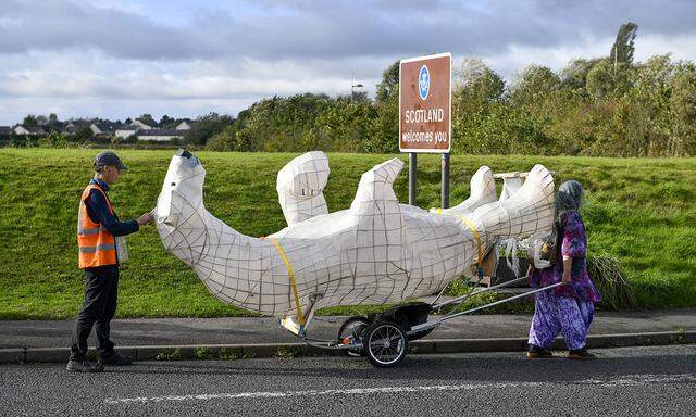 . 24/10/2021. Gretna, United Kingdom. Walking with Polar Bear to COP26 to highlight Climate Crisis. Bamber Hawes (left)