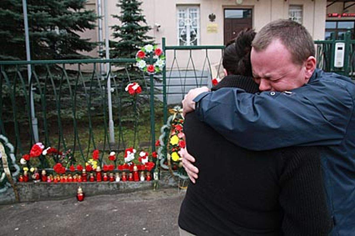 ... der Ukraine legten Menschen Blumen nieder. Auch in Österreich herrscht Trauer.