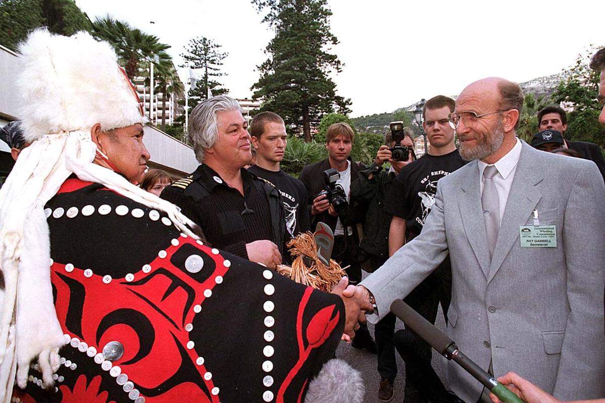 Manchmal kann Paul Watson auch diplomatisch sein: Im Bild aus dem Jahr 1997 sprechen er und der Makah-Älteste Jesse mit dem damaligen IWC-Sekretär Ray Gambell. Zu den Verhandlungen der Walfängernationen in Monaco wurde er dennoch nicht gelassen.