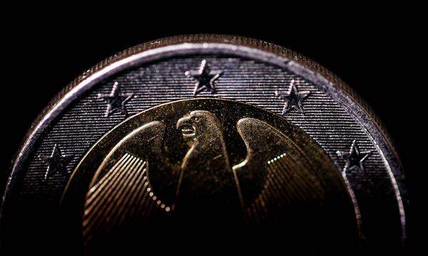 Eine 2-Euro-Muenze im Lichteinfall. *** A 2 Euro coin in the incidence of light Foto:xC.xHardtx/xFuturexImage