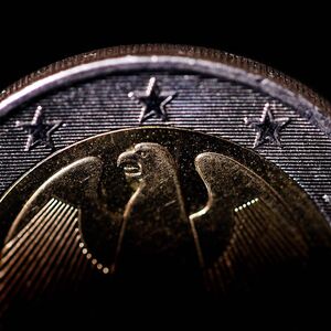 Eine 2-Euro-Muenze im Lichteinfall. *** A 2 Euro coin in the incidence of light Foto:xC.xHardtx/xFuturexImage
