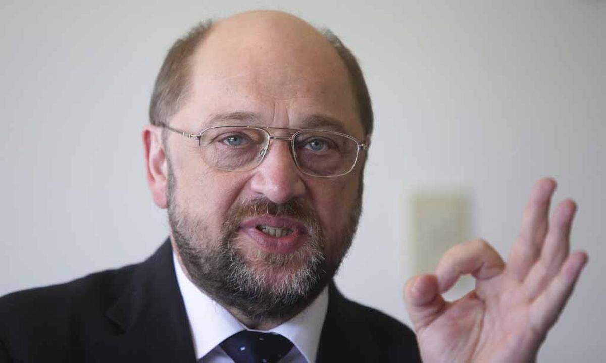 "Es ist schwer zu interpretieren, was in Italien da ausgedrückt worden ist", rätselte der Präsident des Europäischen Parlaments, Martin Schulz. Er warnte vor einer langsamen Rückkehr der Eurokrise. Die Pattsituation im Senat erfordere Gesprächsbereitschaft der Parteien, um das Land weiter regieren zu können: "Wenn das nicht der Fall ist, dann droht ganz sicher erneut eine Phase der Unsicherheit, die wir ja gerade einigermaßen überwunden hatten."