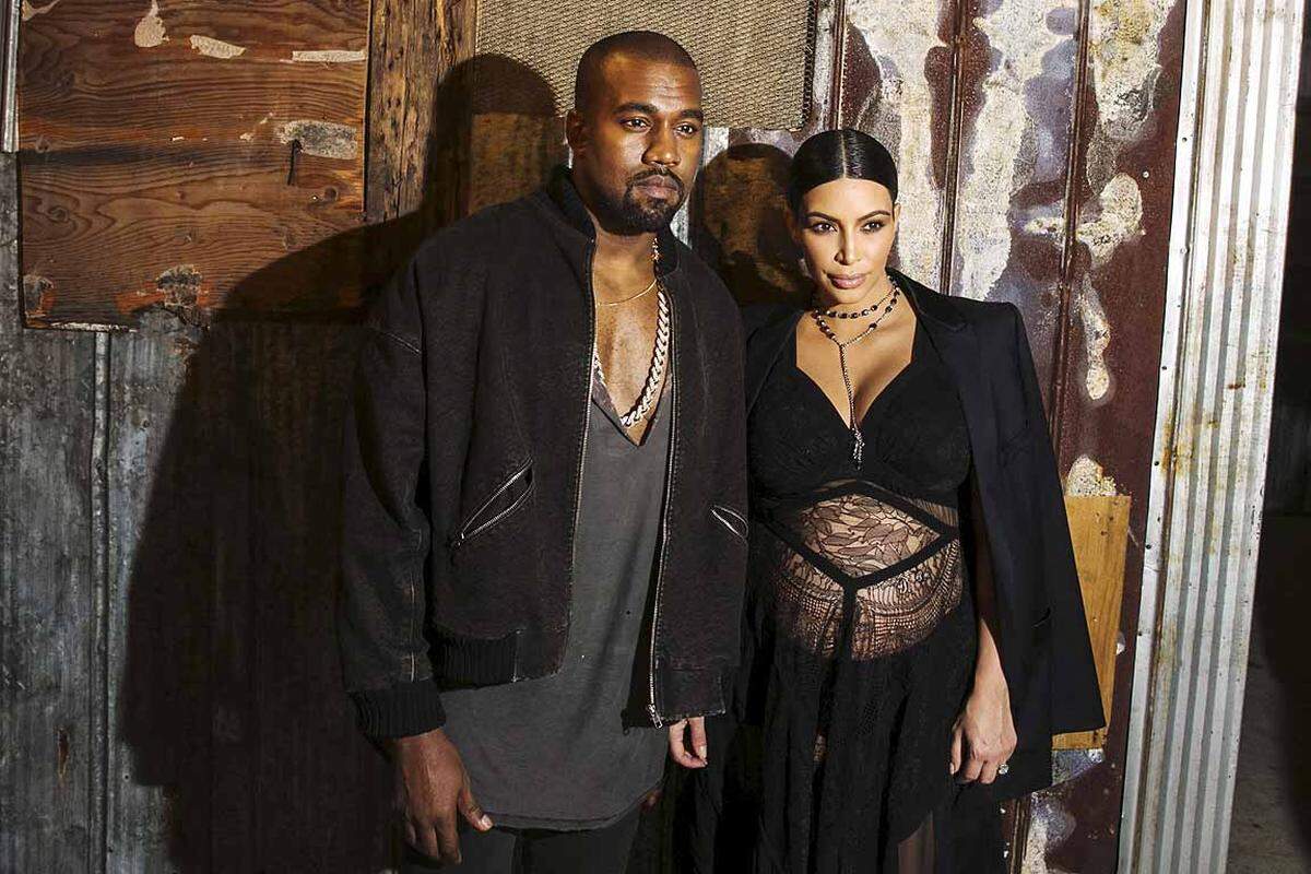 Kanye West und seine Frau Kim Kardashian traten bei der New Yorker Fashion Week wie üblich mit ernster Miene auf. 