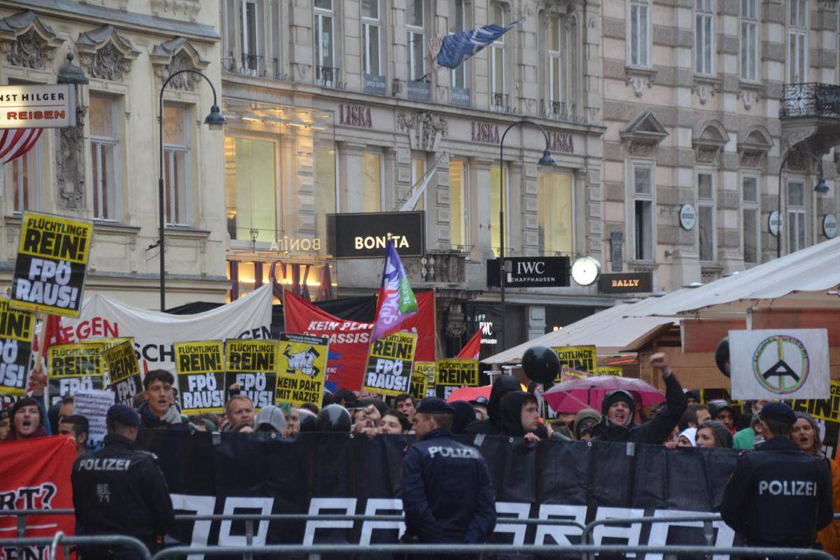 Dort hielt man die zwei Welten der FPÖ-Anhänger und der Demonstranten aber strikt getrennt.